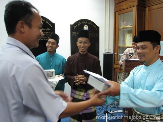 Penyampaian hadiah harijadi kakitangan MSNM