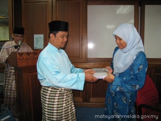 Penyampaian hadiah harijadi kakitangan MSNM