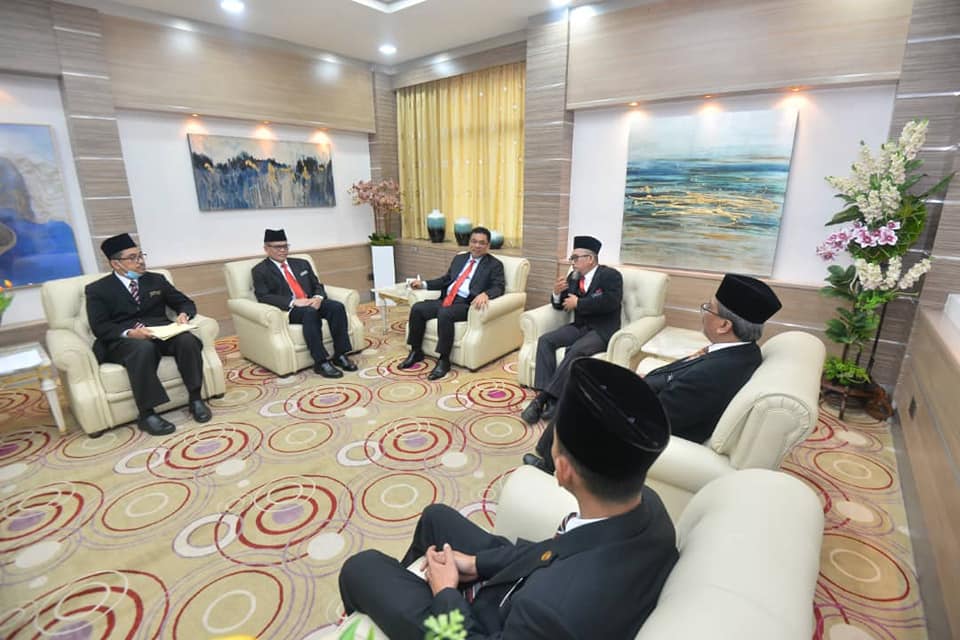 Kunjungan Hormat Ketua Hakim Syarie Dan Pegawai Mahkamah Syariah Negeri Melaka Kepada Ketua Menteri Melaka
